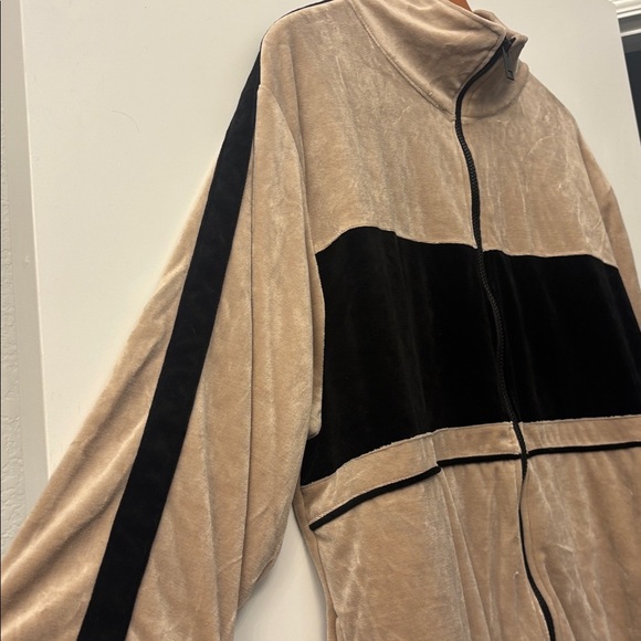 Vintage velour Tan and Black Zip-Up Jacket size xl - Picture 3 of 7